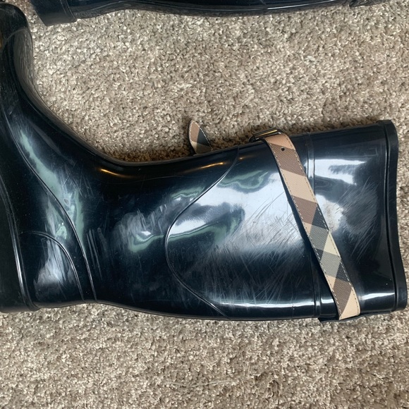 Authentic Kenyon belted Burberry rain boots - Picture 6 of 9